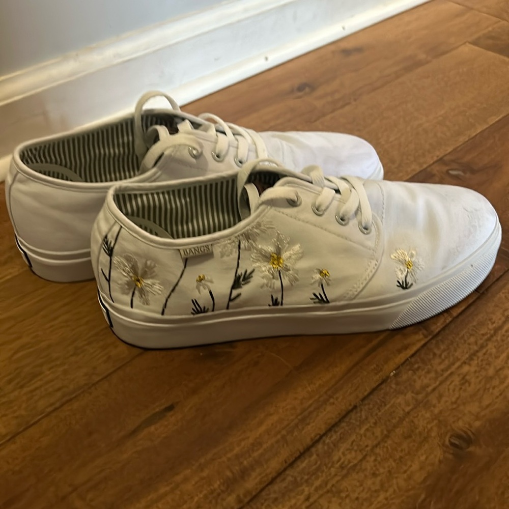 Bangs sneakers with Daisy embroidery